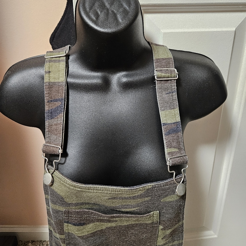 Stylish Camouflage Overalls with Front Pocket - Picture 2 of 13